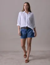 Camisa de lino marca Dash, color beige con rayas verticales blancas, cuello con solapa, cierre frontal de botones, bolsillo aplicado en el pecho y mangas largas con sistema para arremangar mediante presilla y botón.