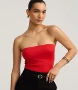 Top strapless (sin breteles) de color celeste claro, ajustado al cuerpo.