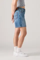 Short de jean celeste de corte recto y tiro alto.