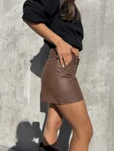 Short de tiro medio confeccionado en ecocuero de alta calidad, con bolsillos delanteros y diseño de estilo urbano.