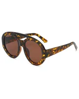 Lentes de sol con montura gruesa de carey y lentes marrones.