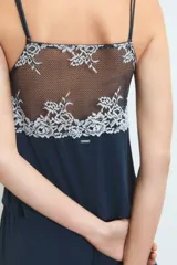 Conjunto de pijama de dos piezas color azul marino, compuesto por un top tipo camisola con tirantes finos y encaje blanco en el escote, y un short a juego.