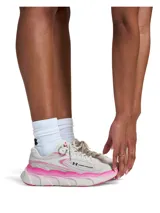 Championes Under Armour modelo W HB Runner 2, de color beige con detalles en fucsia, diseño con suela chunky y capellada de malla transpirable.