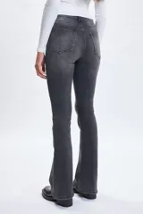 Pantalon de jean corte oxford en color negro, con tiro medio y cierre frontal con boton y cremallera.
