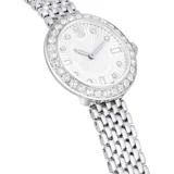 Reloj de pulsera Swarovski modelo Certa, fabricado en acero inoxidable con acabado plateado. Presenta una caja redonda de 30 mm con bisel engastado en cristales, esfera guilloché con índices de cristal en talla redonda y baguette, y brazalete de siete eslabones.