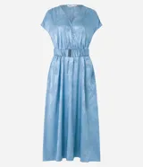 Vestido midi celeste con estampado jacquard, escote en V cruzado, manga corta y cinturón con elástico.