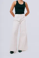 Jean Widi de corte wide leg y tiro alto, color negro, con diseño amplio y fluido.