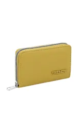 Billetera rectangular de tamaño compacto, color amarillo, con cierre perimetral metálico y logo de la marca aplicado en el frente.
