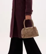 Cartera satchel mediana de Satinato, confeccionada en material sintético con textura de gamuza y efecto crocco. Presenta un diseño rectangular estructurado con asas fijas, cierre de cremallera doble metálico y correa larga desmontable.