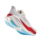 Championes de running Hoka Match X3, color blanco con entresuela combinada en rojo y blanco, y suela celeste.