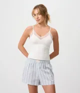 Short de pijama Lov confeccionado en tricolina de algodón, con diseño holgado, estampado a rayas celestes y grises, y cintura elástica con etiqueta frontal de la marca.