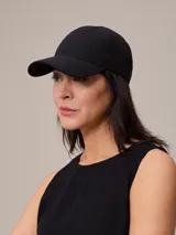 Gorro con visera de lino color negro, con logo bordado en el frente.