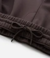 Pantalón jogger de algodón con felpa, color beige, con cintura elástica, cordón ajustable, bolsillos laterales y puños elásticos en los tobillos.