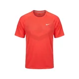 Remera deportiva Nike Pro de manga corta, color rojo, con diseño de perforaciones láser en el pecho y logo de la marca estampado en blanco.