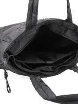 Bolso tipo tote bag acolchado color negro, con cierre superior y logo metálico. Incluye bolsillo interno con cierre y compartimento para laptop de hasta 15,5".