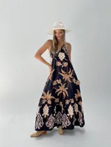 Vestido largo de algodón italiano con estampado floral, escote en V, espalda descubierta con elástico y tiras para atar al cuello.