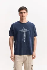 Remera de algodón color azul con efecto desgastado, de manga corta y corte recto, con estampa frontal tipográfica.