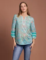 Blusa estampada marca Ruby Rd, de cuello redondo con escote en V y aplique metálico. Mangas 3/4 con aplique de crochet.