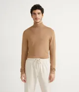 Buzo Request de corte slim, color tostado, con cuello alto y mangas largas. Confeccionado en tejido de punto fino.