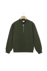 Sudadera de corte regular fit en color verde oscuro, confeccionada en tejido de algodón con interior de rizo. Presenta cuello redondo en rib, cierre frontal de cremallera y mangas largas con puños y bajo acabados en rib.
