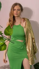 Chaqueta dorada de simil cuero con textura de escamas.