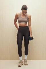 Calza deportiva de tiro alto con calce ajustado al cuerpo, confeccionada en tejido elástico y suave, ideal para actividades físicas o uso diario.