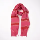 Bufanda larga tejida a rayas horizontales en tonos rosa y rojo, con flecos en los extremos.