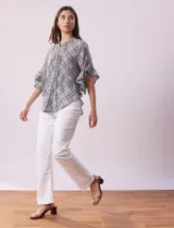 Blusa de gasa estampada marca Ruby Rd, con cuello a la base, abertura central con botones y mangas cortas amplias con volados.