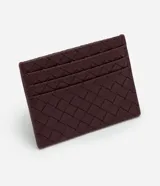 Billetera tarjetero pequeña de poliuretano color bordó, con textura efecto trenzado tipo tressê y múltiples ranuras para tarjetas.