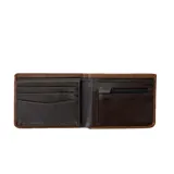 Billetera marrón de cuero con costuras a contratono y logo metálico de Rip Curl. Cuenta con protección RFID.