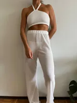 Pantalón de tejido waffle color blanco, de corte recto y tiro alto.