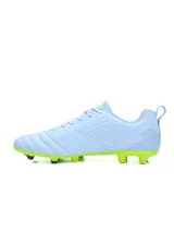 Championes de fútbol Umbro modelo Vision HG, color negro con detalles en rojo y blanco.
