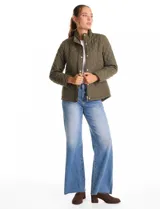 Campera de abrigo liviano con diseño capitoneado a rombos, cuello alto tipo mao y cierre frontal con solapa de botones a presión dorados. Presenta bolsillos frontales de parche con solapa y trabas de ajuste en la cintura.