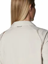 Camisa de senderismo Columbia modelo Silver Ridge Utility, color gris claro, de manga larga, con bolsillos frontales con solapa, botones a presión y tecnología de protección solar y absorción de sudor.