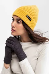 Gorro de lana tejido color lila con etiqueta negra con logo en el frente.