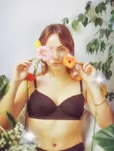 Sostén negro de tul transparente, sin relleno, con aros y espalda ajustable.