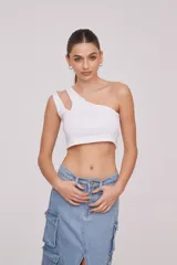 Top corto blanco de algodón, con un solo hombro y corte asimétrico.