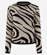 Suéter de punto con diseño jacquard de estampado animal print de cebra, cuello redondo, mangas largas y terminaciones acanaladas en puños y ruedo.