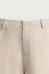 Bermuda regular fit azul marino confeccionada en lino, con bolsillos frontales, bolsillos traseros de doble vivo con botón y cierre frontal con cremallera y botón.