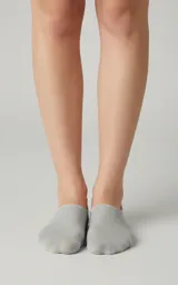Pack de cinco pares de soquetes invisibles (tipo calcetines cortos) color gris melange, confeccionados en algodón, poliéster y elastano. Cuentan con silicona antideslizante en el talón.