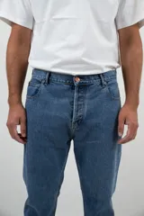 Pantalón jean de corte recto clásico con cinco bolsillos, botones de cobre y costuras color camel.