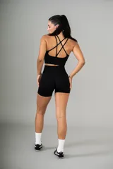 Short deportivo color marrón, de tiro alto y corte ajustado.