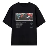 Remera negra de corte oversize con estampa frontal que incluye una fotografía de fútbol, texto lírico y logo de la marca Kaboa.