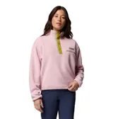 Polar Columbia modelo Helvetia II Cropped de color rosado, confeccionado en tejido suave de corderito. Cuenta con cuello alto con botones a presión en color verde oliva, bolsillo con cremallera en el pecho y mangas largas.