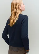 Cardigan de punto fino azul marino, confeccionado en mezcla de algodón y lana, de corte recto con cuello redondo, manga larga y cierre frontal de botones.