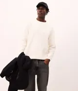 Suéter masculino de cuello redondo y manga larga, confeccionado en tejido fleece con interior de felpa. Presenta puños y ruedo acanalados, con un diseño liso y minimalista.