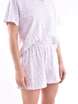 Conjunto de pijama estampado, compuesto por una remera de mangas cortas y un short.