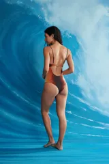 Malla entera con breteles finos y escote en V, con diseño degradado en tonos marrones.