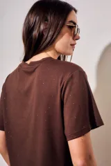 Remerón oversize marrón de viscosa con detalles de brillos sutiles, cuello redondo y mangas cortas.