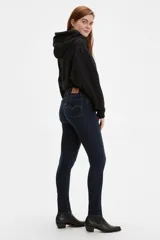 Pantalón de jean azul oscuro, corte skinny, tiro medio y confeccionado con tejido elástico.